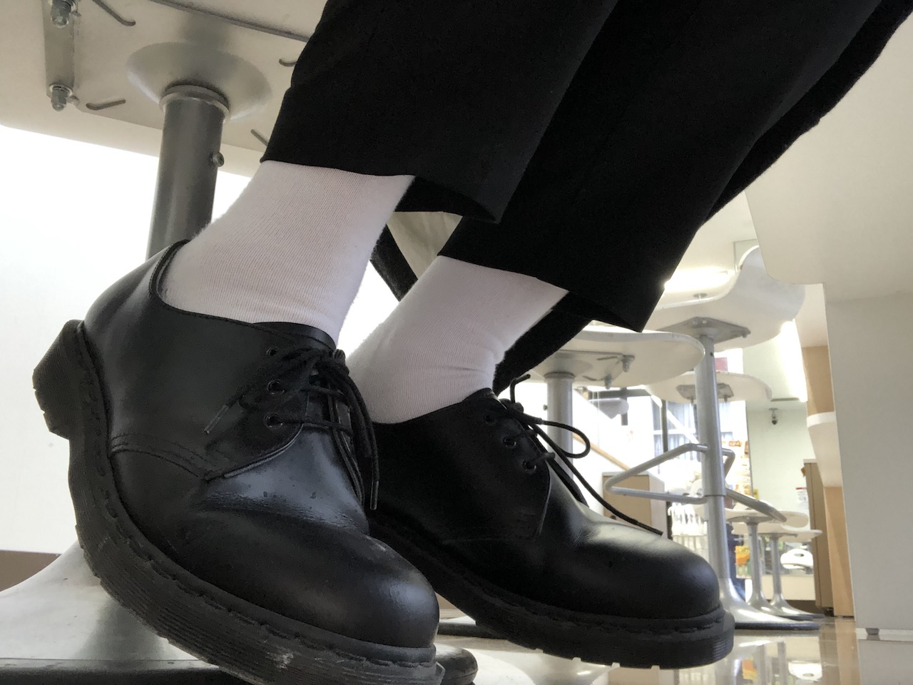 WEARユーザーにも人気の革靴「ドクターマーチン」を使った白ソックスファッション
